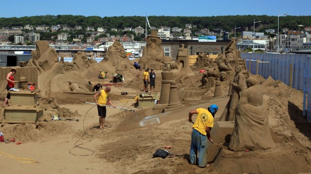 Escultores de 15 países participam do festival na praia de Weston-Super-Mare, na Inglaterra