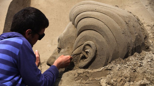 Artista prepara escutura de areia no festival que acontece na praia de Weston-Super-Mare, na Inglaterra