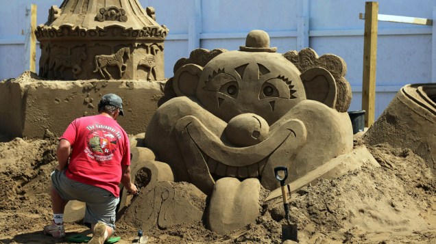Artista prepara escultura de areia no festival que acontece na praia de Weston-Super-Mare, na Inglaterra