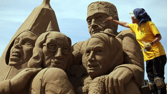 Artista prepara escultura de areia no festival que acontece na praia de Weston-Super-Mare, na Inglaterra