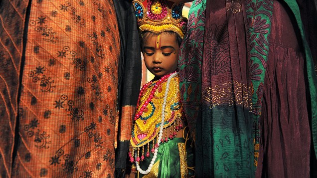 Criança vestida como a divindade hindu Krishna participa do festival religioso Jammashtami, na cidade de Jammu (Índia). O evento marca o nascimento de Krishna e é comemorado em todo o país