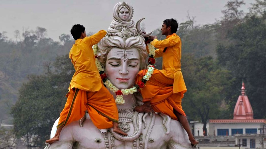 Estudantes hindus enfeitam imagem do Deus Shiva durante a inauguração do Festival Internacional