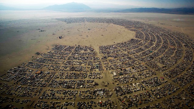 Vista aérea mostra o festival de artes e música Burning Man que acontece no deserto de Black Rock de Nevada, EUA. Mais de 60.000 pessoas de todo o mundo se reunem no 26 º ano do festival