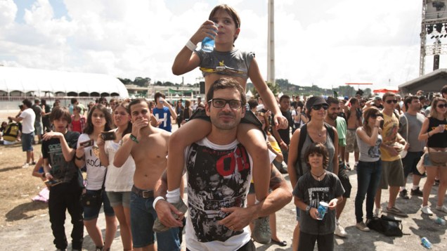 Pai carrega filha para assistir show no último dia do Lollapalooza Brasil, no Jockey Club de São Paulo, em 08/04/2012