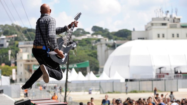 Guitarista da banda Plebe Rude salta durante show no último dia do Lollapalooza Brasil, no Jockey Club de São Paulo, em 08/04/2012