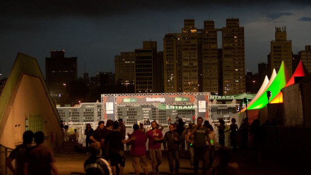 Público passeia em fim de tarde no último dia do Lollapalooza Brasil, no Jockey Club de São Paulo, em 08/04/2012