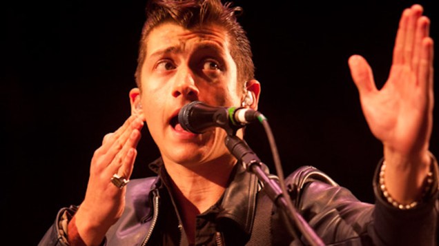 Alex Turner da banda Arctic Monkeys comandou o show no último dia do Lollapalooza Brasil, no Jockey Club de São Paulo, em 08/04/2012