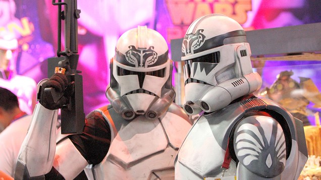 Participantes chegam fantasiados de Stormtroopers, da saga Star Wars, para o Comic-Con International de 2014, em San Diego, na Califórnia