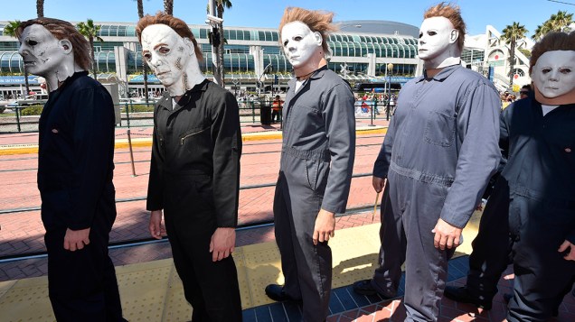 Pessoas vestidas como o personagem Michael Myers, da franquia de filmes Halloween, aguardam entrada no primeiro dia do Comic-Con International de 2014, em San Diego, Califórnia