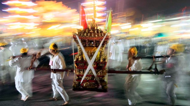 Devotos carregam santuário durante o Festival Chinês dos Nove Deuses Imperadores em Kuala Lumpur, na Malásia