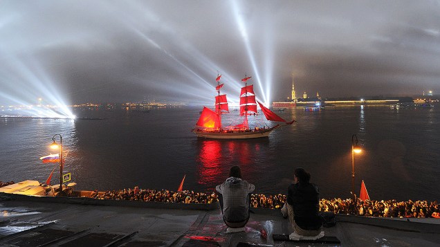 Russos observam show de lasers em navio durante o feriado romântico Velas Escarlates, voltado a recém-formados do ensino médio, em São Petersburgo
