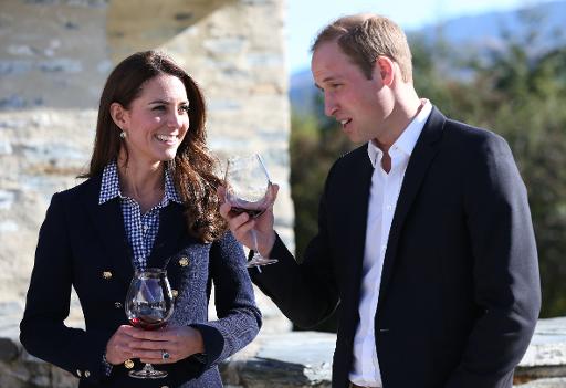 William e Kate visitam uma vinícola em Queenstown, na Nova Zelândia. A princesa só segurou a taça de vinho para posar para fotos