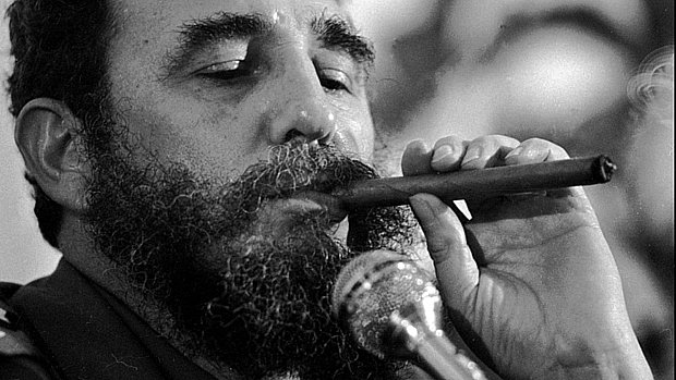 Fidel Castro fuma um charuto Cohiba em 1978