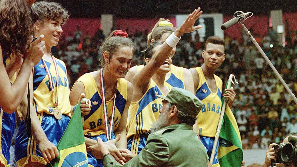 Fidel Castro entrega medalha de ouro para Hortência da seleção brasileira de basquete que venceu a seleção de Cuba na final dos jogos Panamericanos de 1991, em Havana