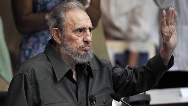 Fidel discursa no Parlamento quatro anos após entregar o poder ao irmão, Raúl