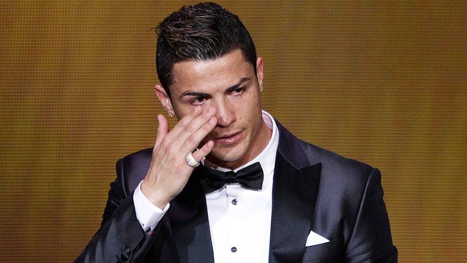 Cristiano Ronaldo recebe a Bola de Ouro da Fifa eleito como melhor jogador do mundo em 2013