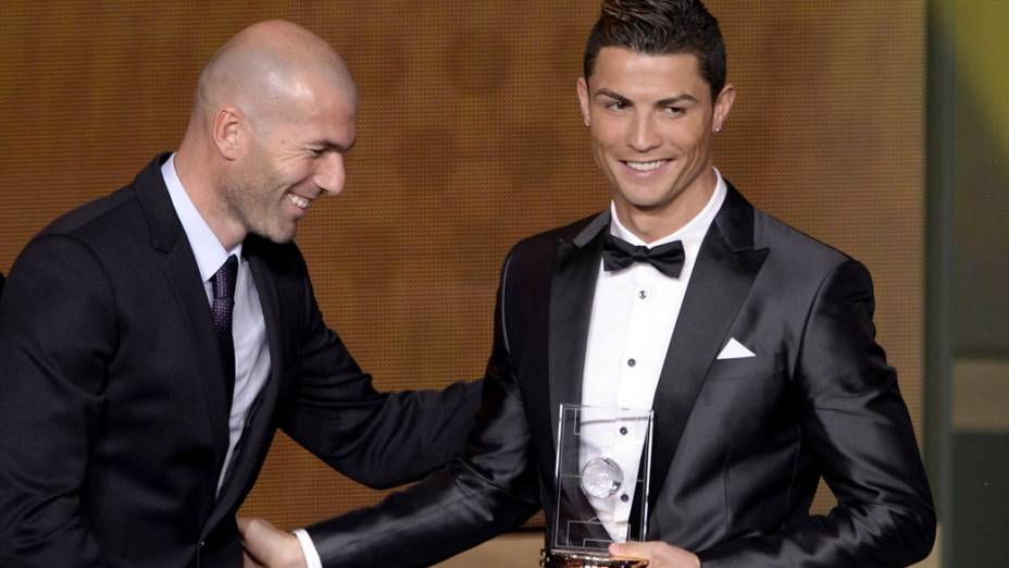 O ex-jogador Zinedine Zidane e Cristiano Ronaldo, durante a preimiação Bola de Ouro, em Zurique