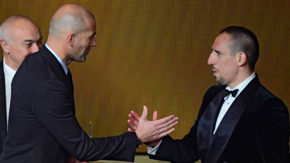 O ex-jogador Zinedine Zidane e Franck Ribery, durante a preimiação Bola de Ouro, em Zurique