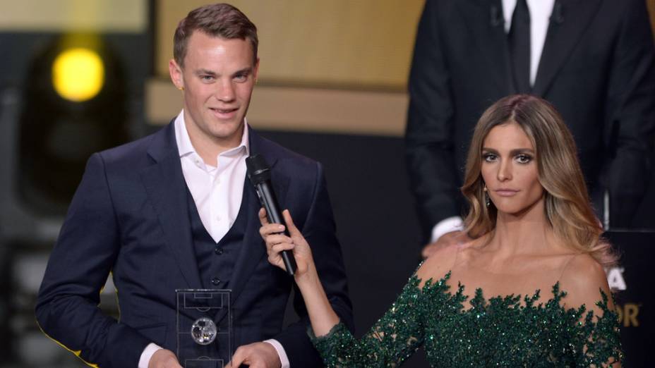 O jogador alemão Manuel Neuer e Fernanda Lima no prêmio Bola de Ouro