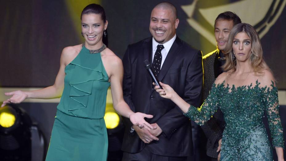 Adriana Lima, Ronaldo e Fernanda Lima no prêmio Bola de Ouro