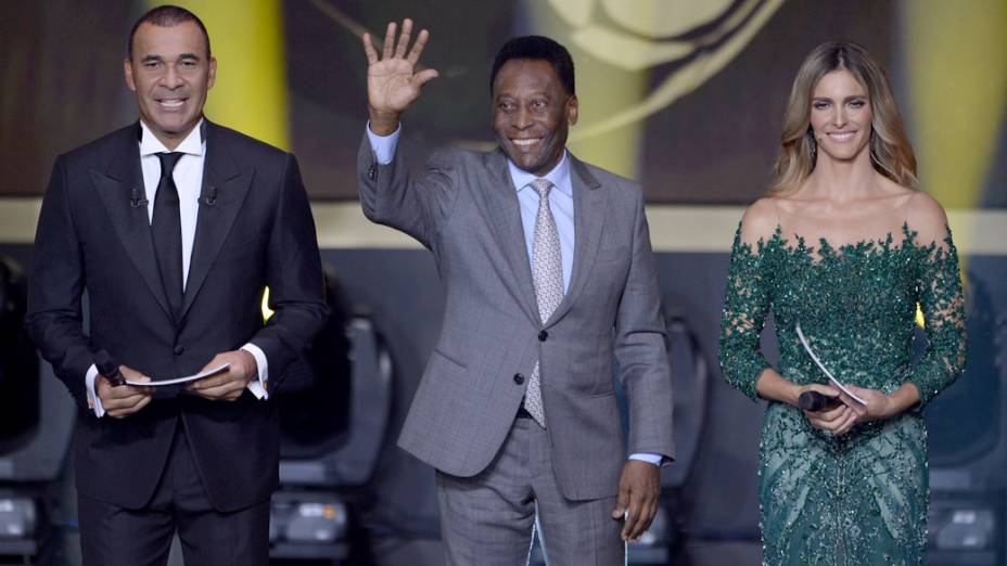 Ruud Gullit, Pelé e Fernanda Lima durante a premiação da Fifa
