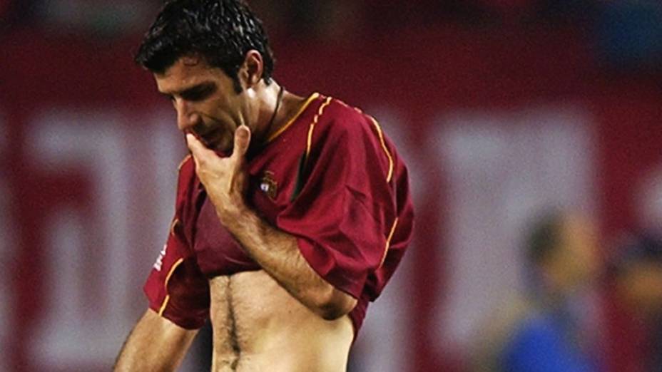 O português Luís Figo decepcionado com a eliminação de sua seleção da Copa do Mundo de 2002