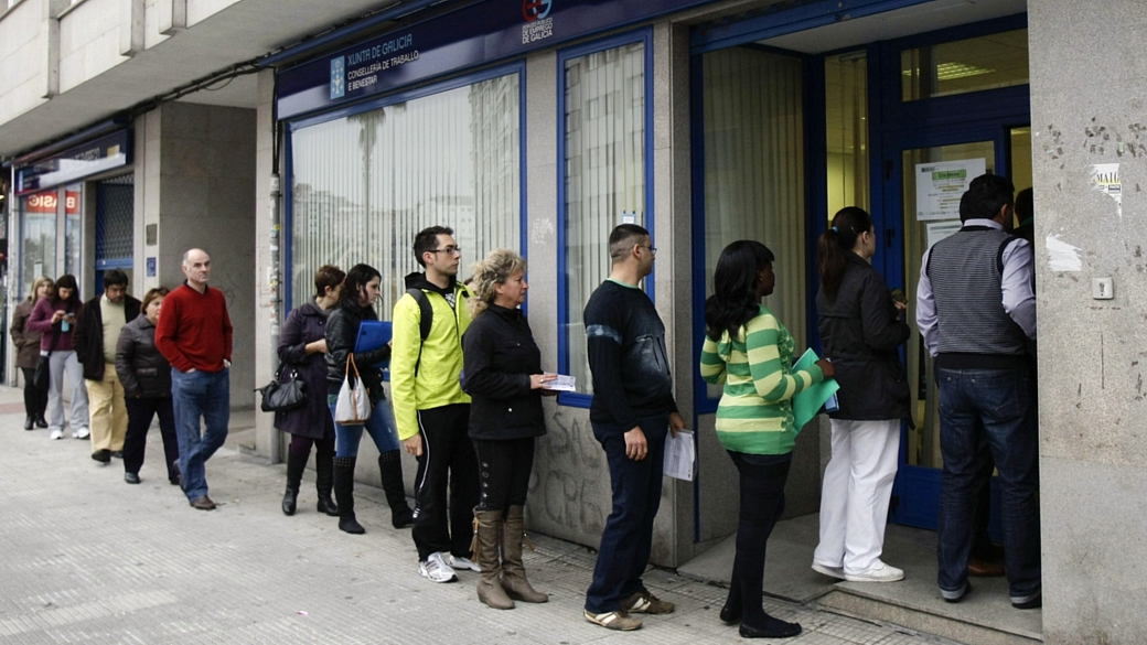 Pessoas em fila de agência de emprego governamental em Pontevedra, noroeste da Espanha