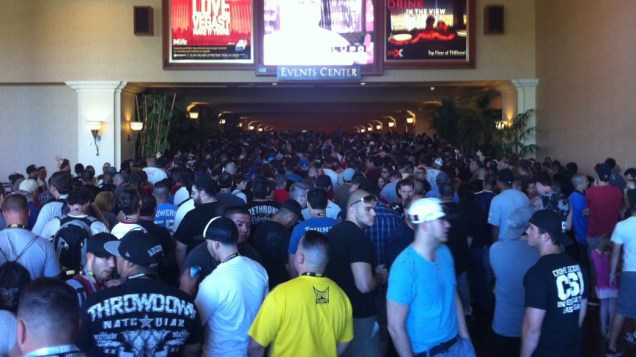 Enquanto acontecia a Fan Expo, na sexta, uma enorme fila já se formava para a pesagem dos lutadores para o UFC 148