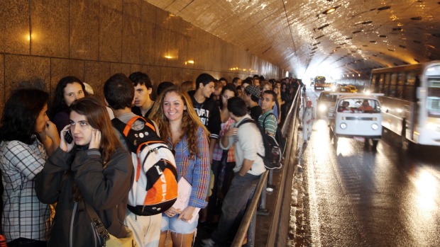 Na zona sul do Rio, a fila para comprar ingresso em um shopping invadiu o túnel que liga Botafogo a Copacabana