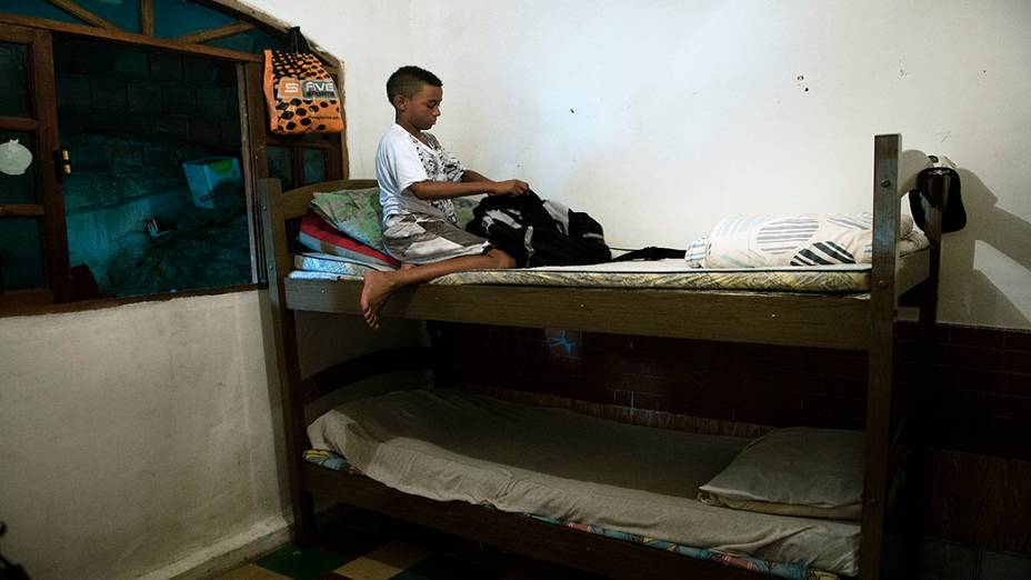 Filho do pedreiro Amarildo, na nova casa da família, na Rocinha
