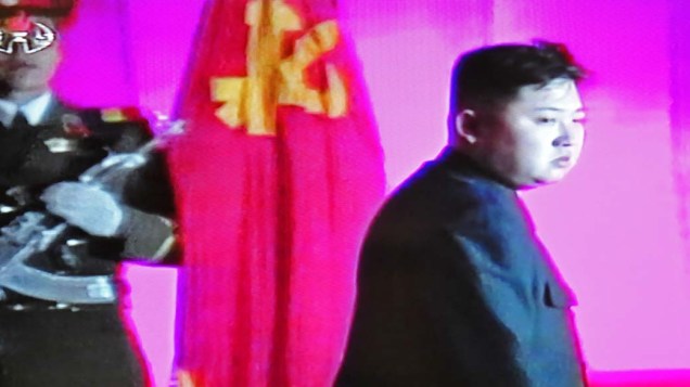 Imagem de vídeo em televisão coreana mostra Kim Jong-Un, filho do líder norte-coreano Kim Jong-Il, em Pyongyang, Coreia do Norte
