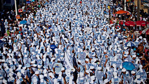 Com o tradicional tapete branco formado por cerca de 8.000 filiados que tomam conta do circuito Barra-Ondina, em Salvador (BA)