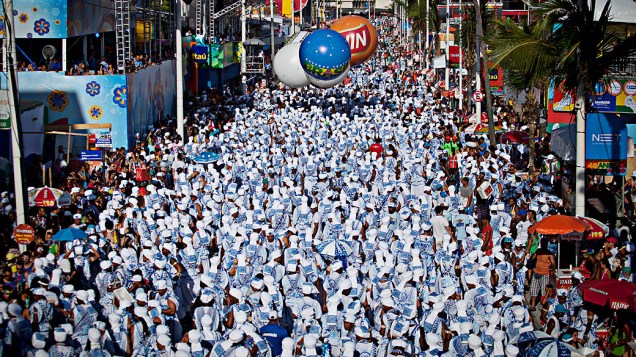 Com o tradicional tapete branco formado por cerca de 8.000 filiados que tomam conta do circuito Barra-Ondina, em Salvador (BA)