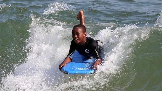 Filho adotivo de Madonna, David, se diverte em Ipanema, Rio de Janeiro