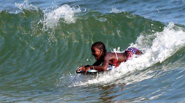 Filha adotiva de Madonna, Mercy James, se diverte em Ipanema, Rio de Janeiro