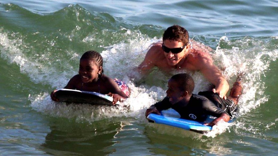 Filhos adotivos de Madonna, David e Mercy James, se diverte em Ipanema, Rio de Janeiro