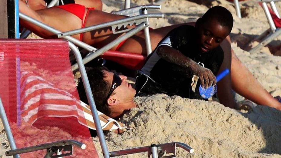 Filho adotivo de Madonna, David, se diverte em Ipanema, Rio de Janeiro