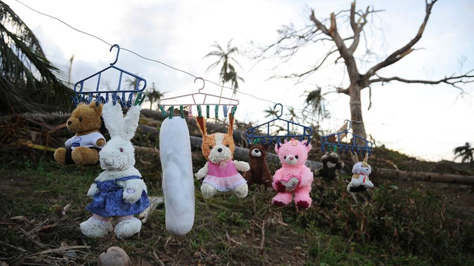 Brinquedos de pelúcia são colocados ao sol para secar depois da destruição causada pelo tufão Bopha, nas Filipinas