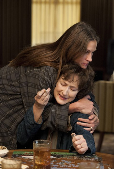 Barbara (Julia Roberts) e Violet (Meryl Streep) se engalfinham em Álbum de Família