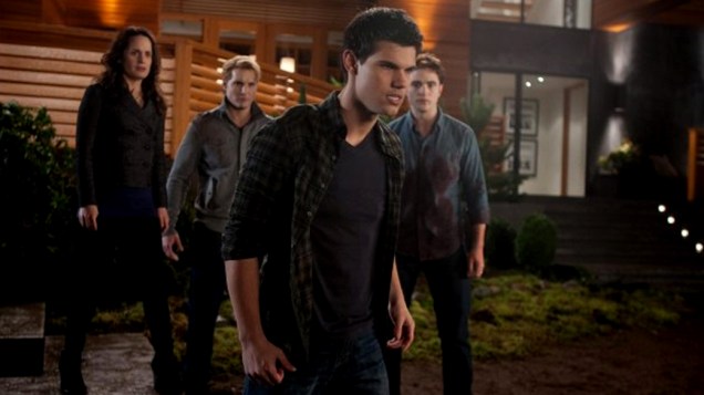 Jacob e parte da família Cullen em cena do filme <em>Amanhecer - Parte 1</em>