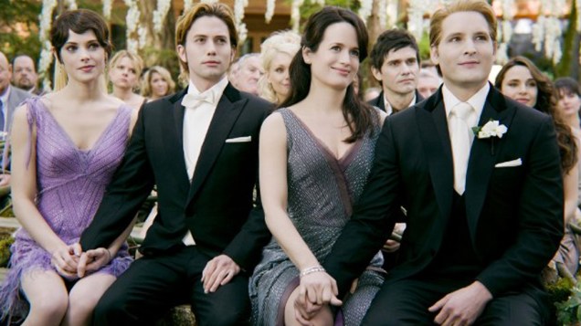 Os Cullen: Alice (Ashley Greene), Jasper (Jackson Rathbone), Esme (Elizabeth Reaser) e Carlisle (Peter Facinelli), no casamento de Bella e Edward
