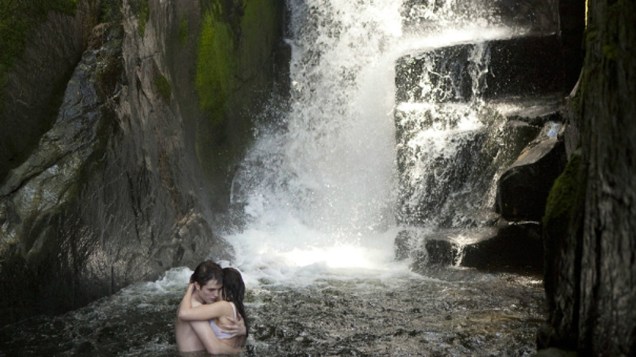 Edward e Bella tomam banho de cachoeira durante a lua-de-mel no Brasil, no filme <em>Amanhecer - Parte 1</em>