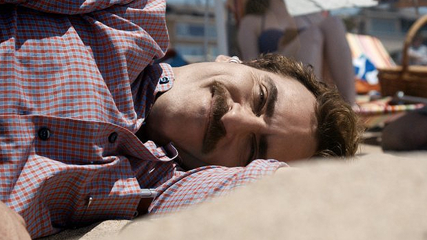 Joaquin Phoenix no filme Ela