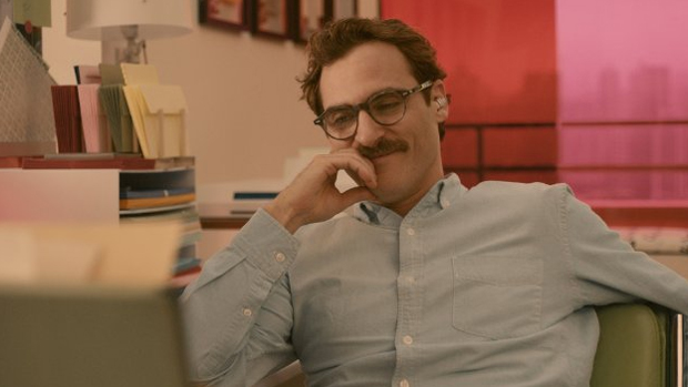 No filme Ela, de Spike Jonze, Joaquin Phoenix interpreta um escritor solitário que se apaixona por um sistema operacional de computador