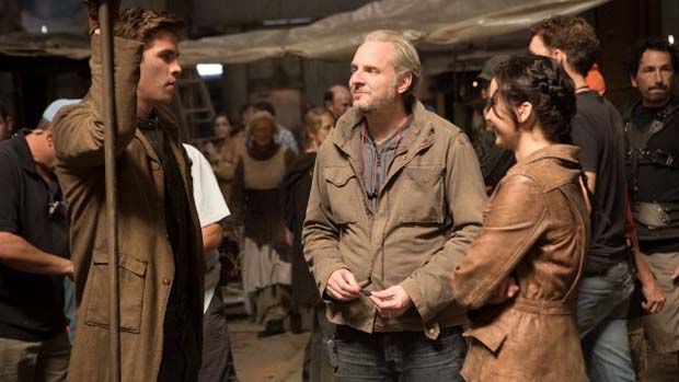 Francis Lawrence, Liam Hemsworth e Jennifer Lawrence, no filme Jogos Vorazes: Em Chamas
