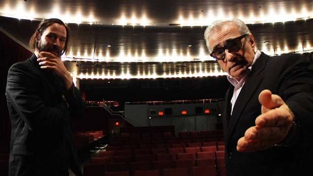 Keanu Reeves e Martin Scorsese em cena do filme Lado a Lado
