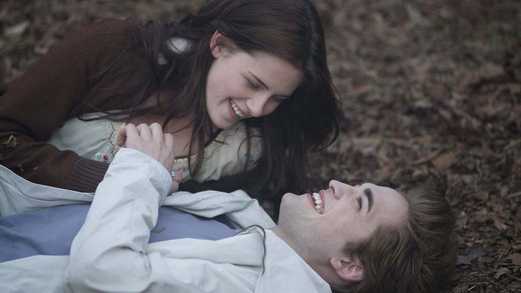 O vampiro Edward e a humana Bella, de Crepúsculo, em cena da adaptação do livro para o cinema