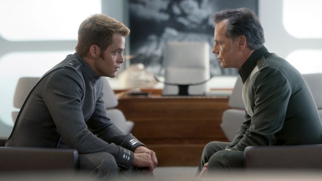 Captain James T. Kirk (Chris Pine) e Captain Pikeno (Bruce Greenwood) no filme Além da Escuridão - Star Trek