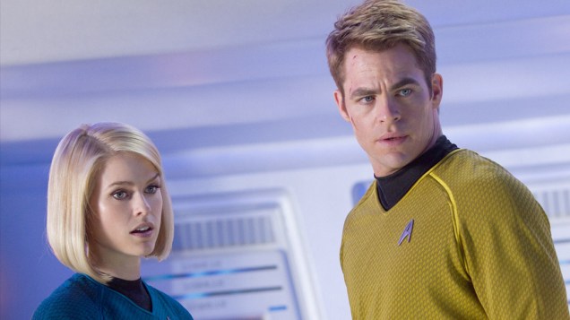 Carol (Alice Eve) e Captain James T. Kirk (Chris Pine) no filme Além da Escuridão - Star Trek