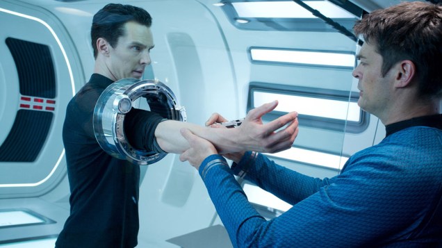 Khan Noonien Singh (Benedict Cumberbatch) e Dr. McCoy (Karl Urban) no filme Além da Escuridão - Star Trek